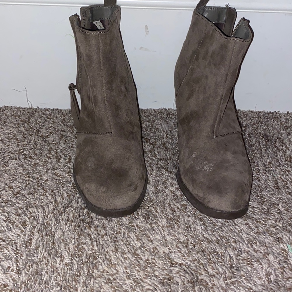 7 Woman’s grey booties